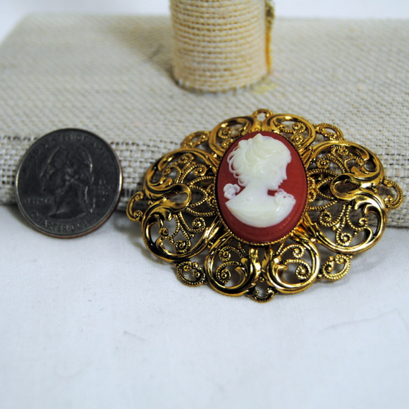 Filigree Gold Brooche with Cameo - Picture 2 of 3